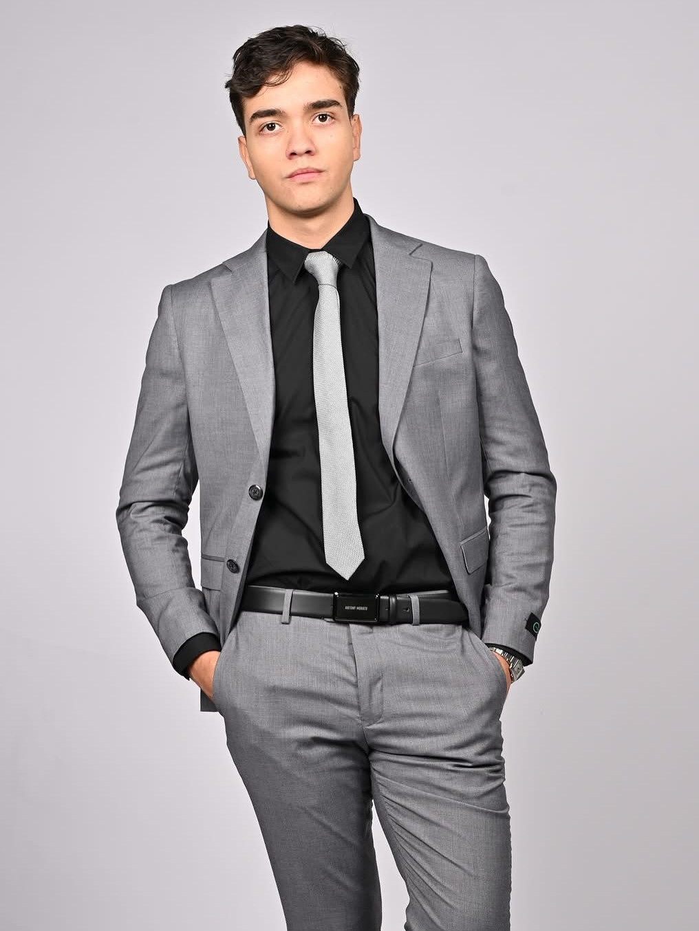 Traje gris con corbata